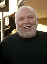 Andrew Vajna (vpravo) s Arnoldem Schwarzeneggerem (vlevo) a producentem Mariem Kassarem (uprostřed) při premiéře filmu Terminátor 3: Vzpoura strojů v roce 2003