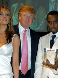 Donald Trump s ženou Melanií a raperem P. Diddym (archivní foto z roku 2005)