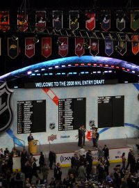 Na konci června čeká mladé hokejisty podobné pódium v Chicagu při vstupním draftu NHL.