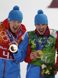 Ruská mužská štafeta se zlatou medailí na olympiádě v Soči. O cenný kov ale přijdou kvůli pozitivnímu dopingovému testu Jevgenije Usťugova (druhý zleva).