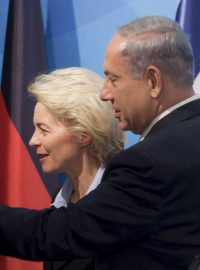 Nyní předsedkyně Evropské komise Ursula von der Leyenová a izraelský premiér Benjamin Netanjahu při setkání v Jeruzalémě v roce 2015 (ilustrační foto)