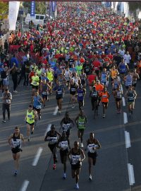 Běžci na trati maratonu v Tel Avivu, krátce po jeho startu (archivní foto).