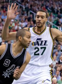 Rozehrávač Tony Parker v dresu San Antonia Spurs v souboji s Rudy Gobertem z Utahu Jazz