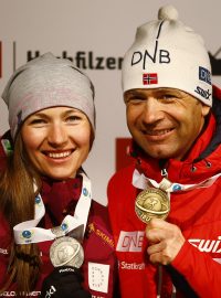 Biatlonisté Darja Domračevová a Ole Einar Björndalen s medailemi z mistrovství světa v Hochfilzen v roce 2017