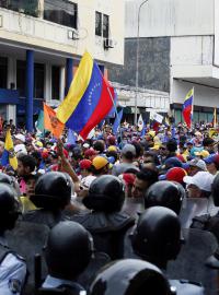 V ulicích Caracasu ve Venezuele protestovaly desetitisíce lidí.