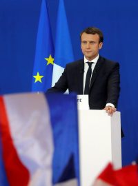 Centrista Emmanuel Macron slíbil stmelit všechny občany Francie