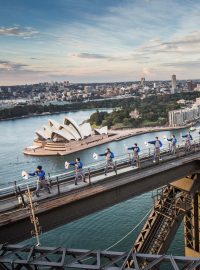 Vrchol Harbour Bridge se nachází 134 metrů nad hladinou moře. Most stojí na čtyřech žulových pilířích a kvůli jeho tvaru se mu v Austrálii přezdívá „ramínko na šaty“.