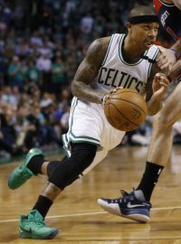 Basketbalista Bostonu Isaiah Thomas se dostává s míčem přes Marcina Gortata z Washingtonu