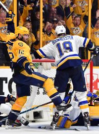 Mike Fisher (s číslem 12) se raduje z prvního gólu Nashvillu proti St. Louis