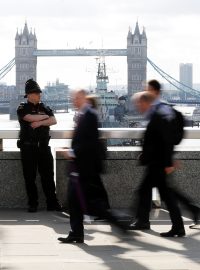 London Bridge se po sobotním útoku znovu otevřel.