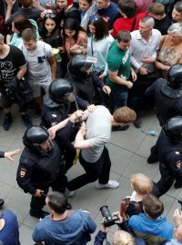 Desítky protestujících zadržely bezpečnostní složky také v centru druhého největšího města Petrohradu.