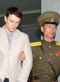Otto Frederick Warmbier, student Virginské univerzity, je eskortován k severokorejskému soudu na archivním snímku z 16/3/2016.