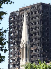 Velitel londýnské policie oznámil, že pět lidí, kteří byli prohlášeni za nezvěstné po požáru v Grenfell Tower, je v pořádku.