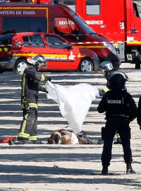 Policie zakrývá tělo útočníka, který po útoku zemřel.