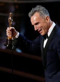 Daniel Day-Lewis s Oscarem za nejlepší mužskou hlavní roli ve filmu Lincoln