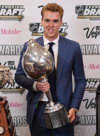 Connor McDavid se svými trofejemi
