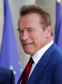 Emmanuel Macron a Arnold Schwarzenegger.