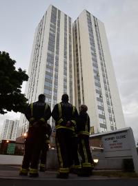 Hasiči před londýnským bytovým komplexem Chalcots