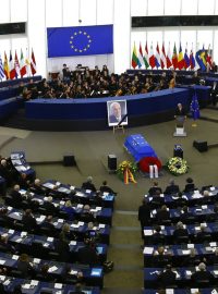 Rakev byla položena do středu parlamentu při slavnostním ceremoniálu.