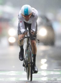 Geraint Thomas z týmu Sky dojíždí do cíle časovky.