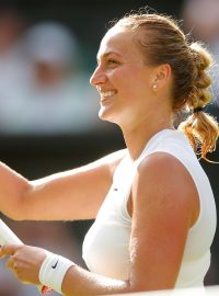 Petra Kvitová děkuje fanouškům na Wimbledonu.