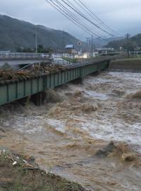 Rozvodněná řeka Hikosan v japonské prefektuře Fukuoka.