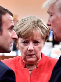 Angela Merkelová na summitu G20 mezi francouzským prezidentem Emmanuelem Macronem a americkým prezidentem Donaldem Trumpem.
