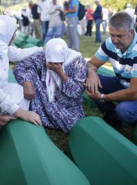 Lidé truchlí v Potočari blízko Srebrenice při pohřbu nově identifikovaných obětí srebrenického masakru (archivní foto)