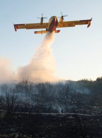 Letadlo hasí lesní požár nedaleko chorvatského Zadaru (archivní foto)