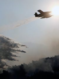 Hasiči bojují s plameny i ze vzduchu. Letadlo vypouští vodu u chorvatské vesnice Stobreč