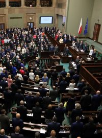 Sejm projednává změny v soudnictví. Vládní strana Právo a spravedlnost (PiS) chce ve zrychlené podobě prosadit zákon o nejvyšším soudu