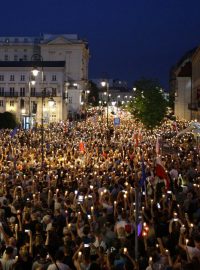 Lidé v Polsku protestují proti schválené reformě soudnictví. Podle radnice je demonstrantů 50 tisíc, podle policie 14 tisíc.