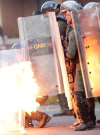 Bezpečnostní složky zasahující proti demonstrantům během protestů proti prezidentovi Nicolási Madurovi v Caracasu