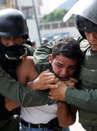 Střety mezi demonstranty a venezuelskou policií pokračují.