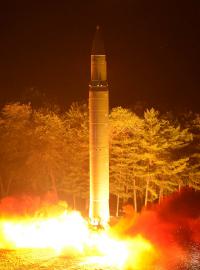 Start severokorejské mezinárodní balistické rakety (ICBM) Hwasong-14 (nedatovaný snímek zveřejněný severokorejskou agenturou KCNA 29. července 2017).