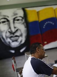 Ve Venezuele se konají volby do Ústavodárného shromáždění. Na fotce z volební místnosti  Caracasu v pozadí podobizna bývalého prezidenta Huga Cháveze