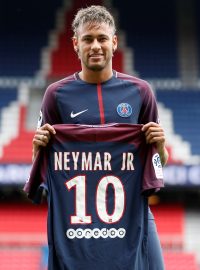 Brazilec Neymar s novým dresem PSG