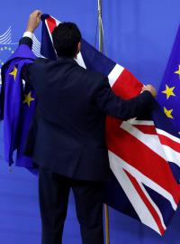 V sídle Evropské komise věší vlajky před prvním jednáním s Velkou Británii o brexitu