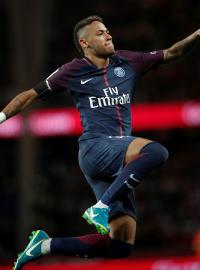 Lavinu drahých přestupů spustil nejdražší fotbalista planety Brazilec Neymar, který za 198 miliónů liber posílil z Barcelony PSG.