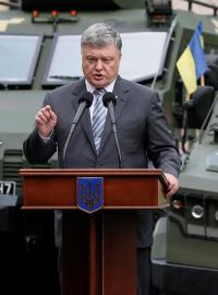 Ukrajinský prezident Petro Porošenko promlouvá při vojenské přehlídce v Kyjevě