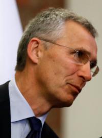 Generální tajemník NATO Jens Stoltenberg (vlevo) mluví ve Varšavě s polským ministrem zahraničí Witoldem Waszczykowskim.