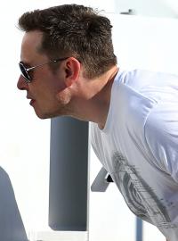 Americký podnikatel a vizionář Elon Musk se dívá do vysokorychlostního transportního systému Hyperloop