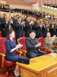 Kim Čong-un tleská během slavnosti pro vědce, kteří se měli podílet na výrobě údajné vodíkové bomby
