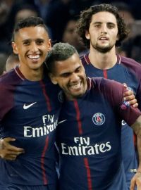 Fotbalisté PSG oslavují první gól proti Bayernu, který vstřelil Dani Alves.