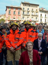 K protestujícím se v Katalánsku připojili i hasiči.