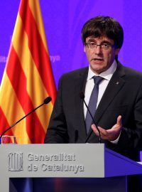 Předseda katalánské vlády Carles Puigdemont při úterní tiskové koferenci