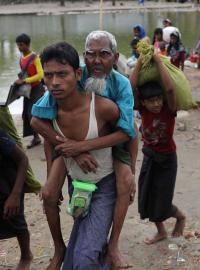 Rohingští uprchlíci přicházejí do uprchlického tábora v Bangladéši