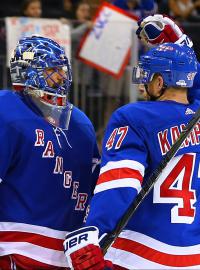 Brankář Henrik Lundqvist s obráncem Stevenem Kampferem po vítězném zápase s Montrealem.