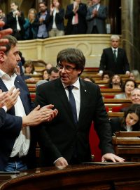 Katalánský premiér Carles Puigdemont v katalánském parlamentu