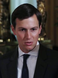 Poradce amerického prezidenta Donalda Trumpa Jared Kushner a viceprezident Mike Pence